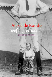 //afbeelding voorkant bundel: een zwart-wit foto van een dwerg tussen de benen van een reus, twee mensen uit een circus in de jaren '30. Van de reus is het hoofd niet te zien, de afbeelding reikt maar tot zijn schouders//